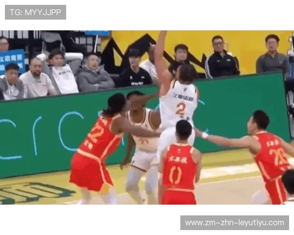 CBA突破分球助飞空接暴扣，震撼全场